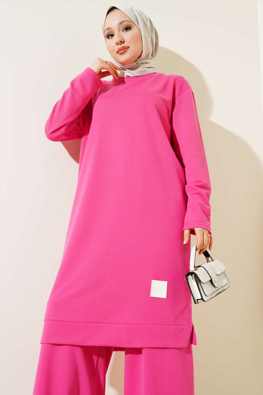 بدلة مطرزة من قطعتين واسعة الساق باللون الفوشيا