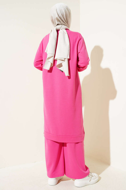 بدلة مطرزة من قطعتين واسعة الساق باللون الفوشيا