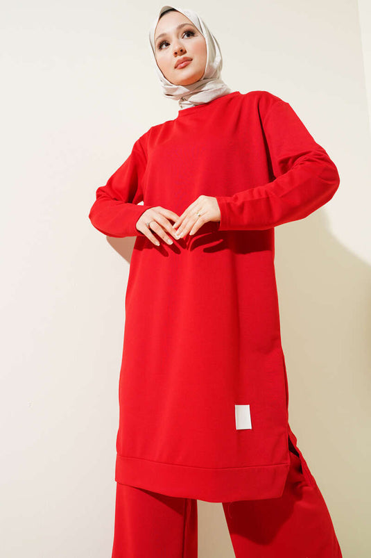 بدلة مطرزة من قطعتين واسعة الساق باللون الأحمر