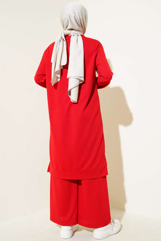 بدلة مطرزة من قطعتين واسعة الساق باللون الأحمر