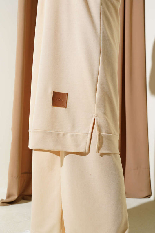 بدلة مطرزة من قطعتين واسعة الساق باللون البيج الرملي