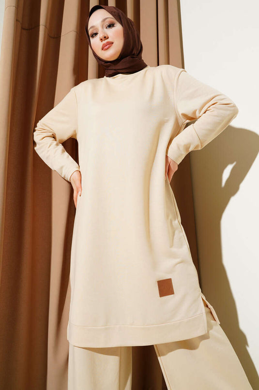 بدلة مطرزة من قطعتين واسعة الساق باللون البيج الرملي