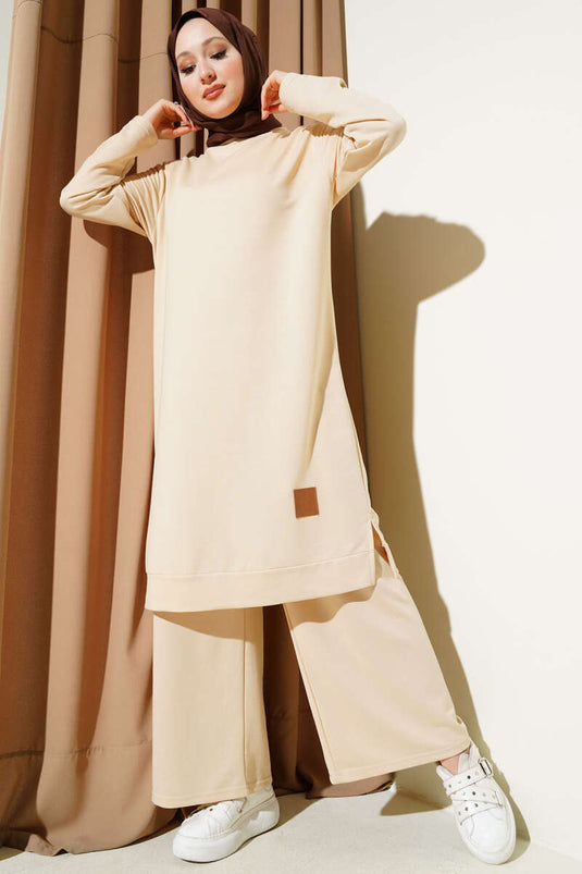 بدلة مطرزة من قطعتين واسعة الساق باللون البيج الرملي