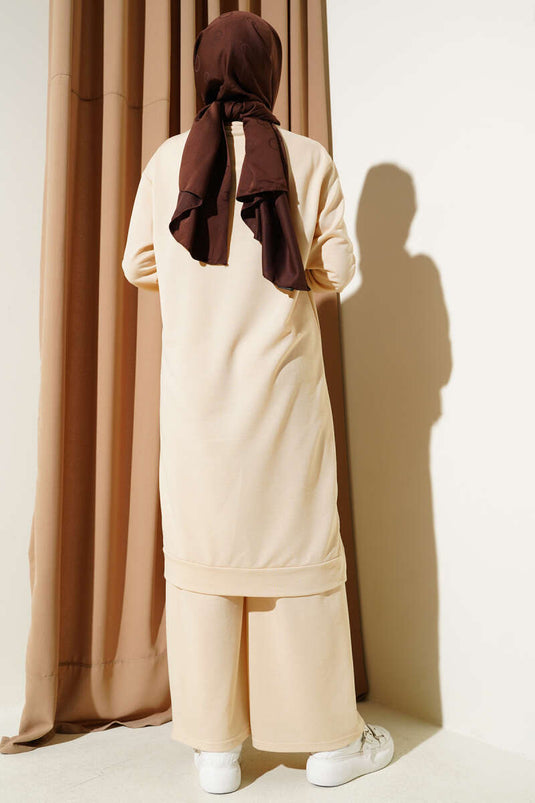 بدلة مطرزة من قطعتين واسعة الساق باللون البيج الرملي