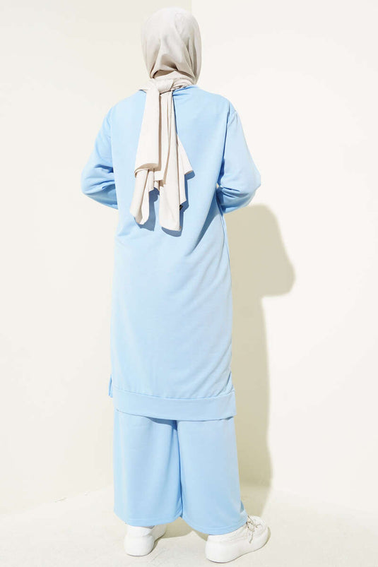 بدلة زرقاء مطرزة بساق واسعة من قطعتين