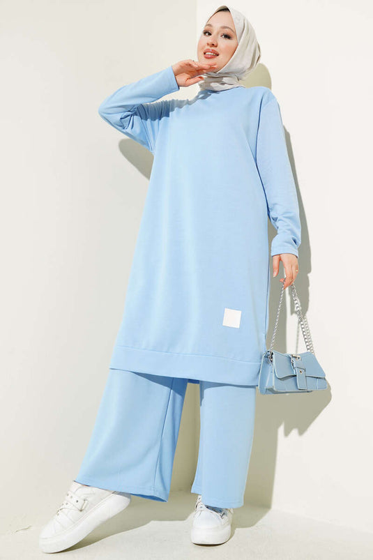 بدلة زرقاء مطرزة بساق واسعة من قطعتين