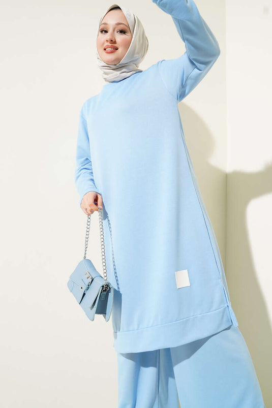 بدلة زرقاء مطرزة بساق واسعة من قطعتين