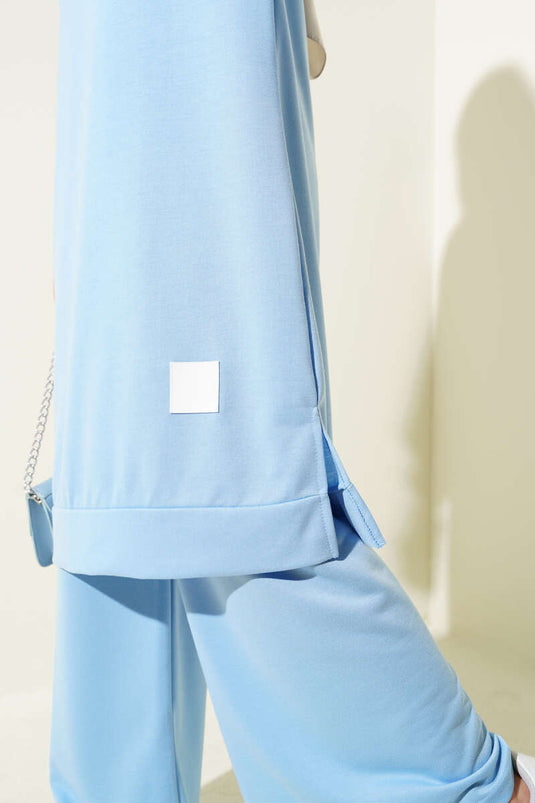 بدلة زرقاء مطرزة بساق واسعة من قطعتين