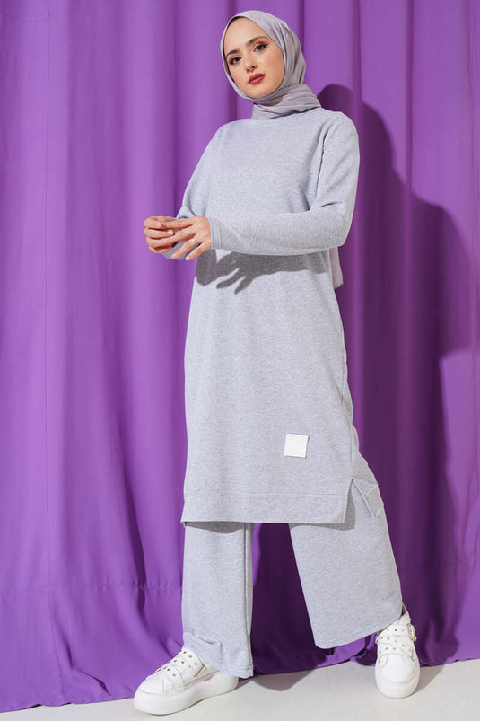 بدلة مطرزة من قطعتين واسعة الساق باللون الرمادي المختلط