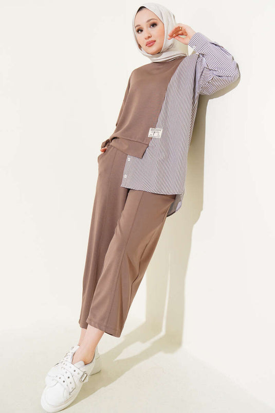 بدلة بنية اللون من قطعتين مزينة بشعار ومخططة