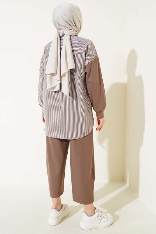 بدلة بنية اللون من قطعتين مزينة بشعار ومخططة