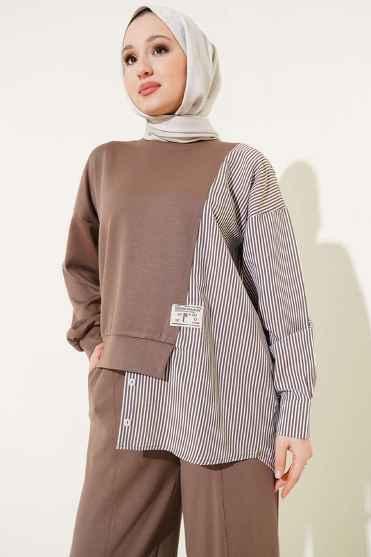 بدلة بنية اللون من قطعتين مزينة بشعار ومخططة