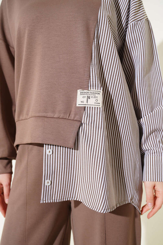 بدلة بنية اللون من قطعتين مزينة بشعار ومخططة