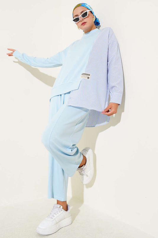 بدلة زرقاء مكونة من قطعتين مزينة بخطوط وشعار