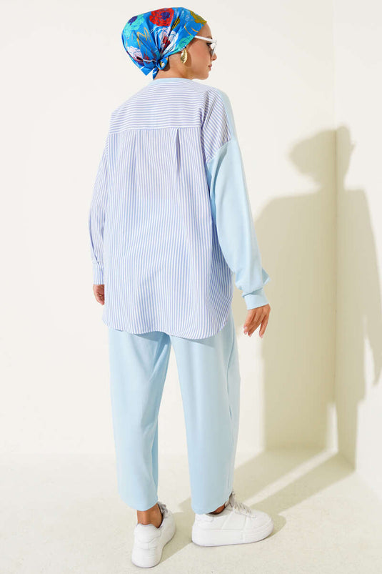 بدلة زرقاء مكونة من قطعتين مزينة بخطوط وشعار