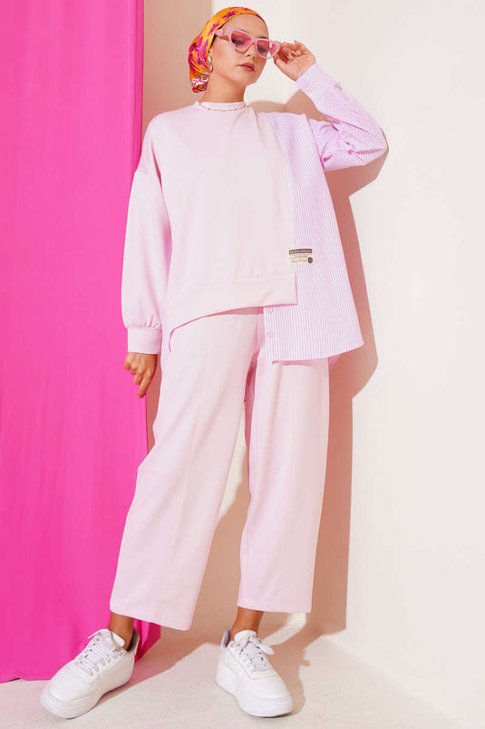 بدلة مكونة من قطعتين مزينة بشعار مخطط باللون الوردي