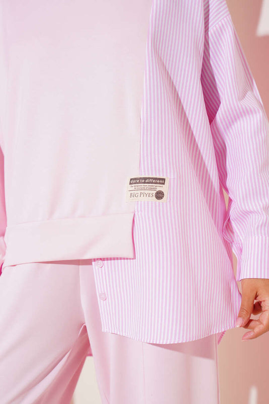 بدلة مكونة من قطعتين مزينة بشعار مخطط باللون الوردي