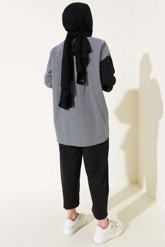 بدلة سوداء من قطعتين مزينة بشعار مخطط