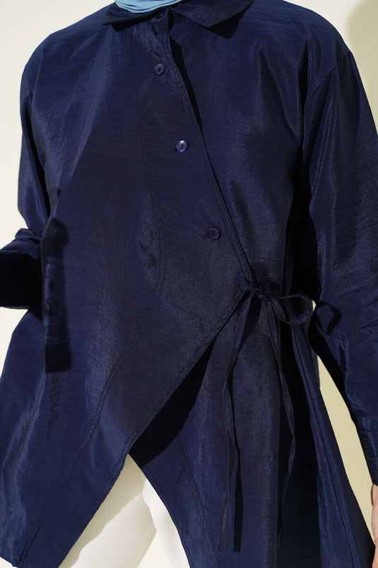 Asymmetrisches Hemd mit Bindung in Marineblau