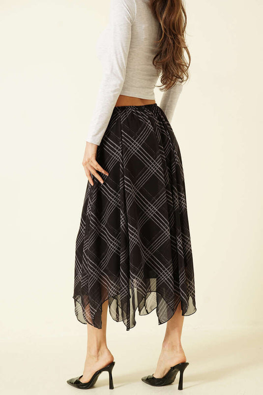 تنورة متوسطة الطول سوداء بخصر مطاطي ونقشة مربعات غير متماثلة