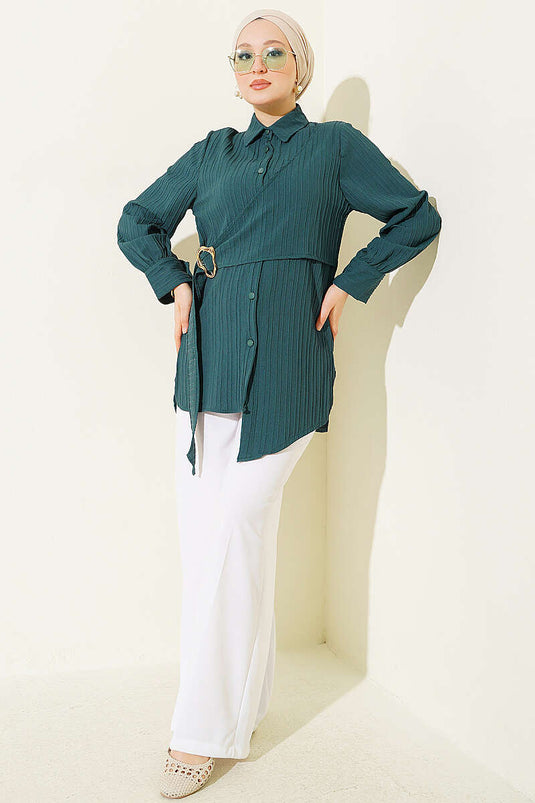 Asymmetrisches Smaragdshirt Mit Goldknopf-Details