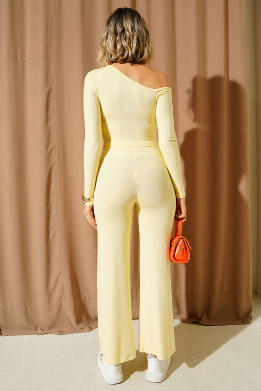 طقم أصفر من قطعتين بتصميم غير متماثل