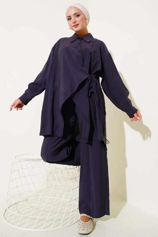 Costume deux pièces bleu marine à coupe asymétrique et cordon de serrage