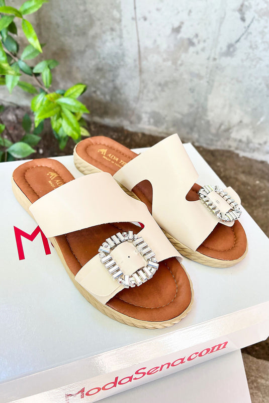 Asimetrik Kesim Tek Tokalı Terlik Krem