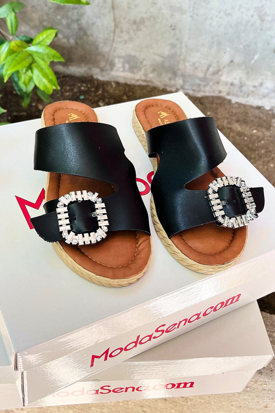 Chaussons à boucle unique et coupe asymétrique noirs