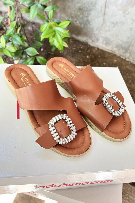 Chaussons à boucle unique et coupe asymétrique, couleur beige