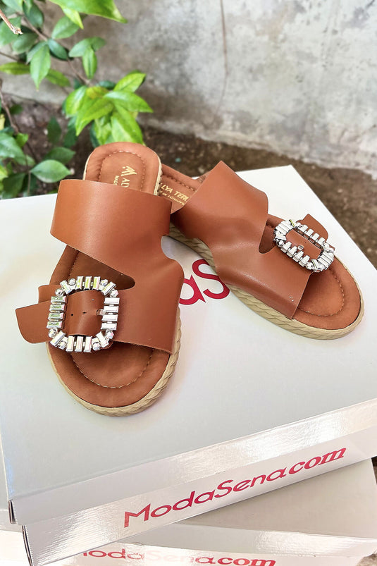 Chaussons à boucle unique et coupe asymétrique, couleur beige