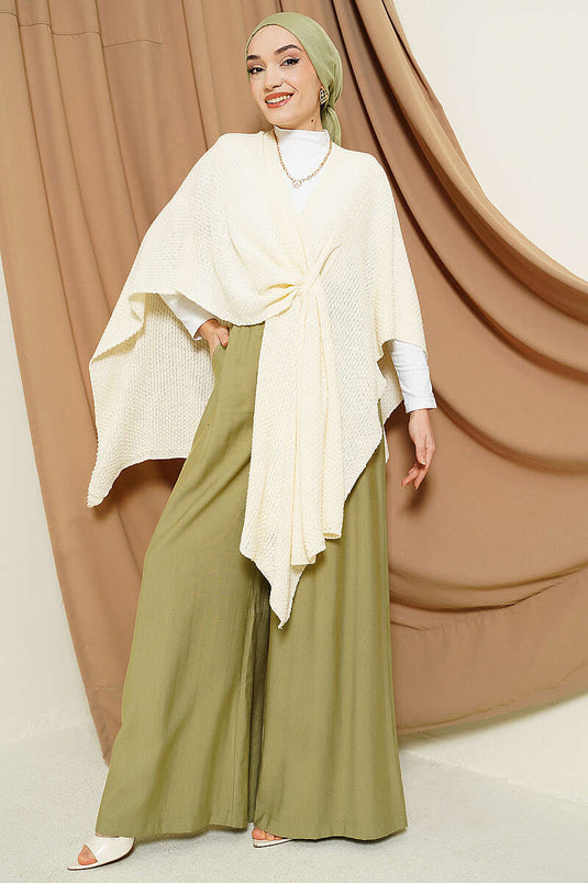 Poncho in maglia beige con taglio asimmetrico