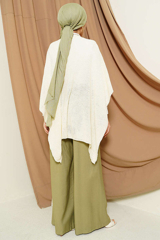 Poncho in maglia beige con taglio asimmetrico