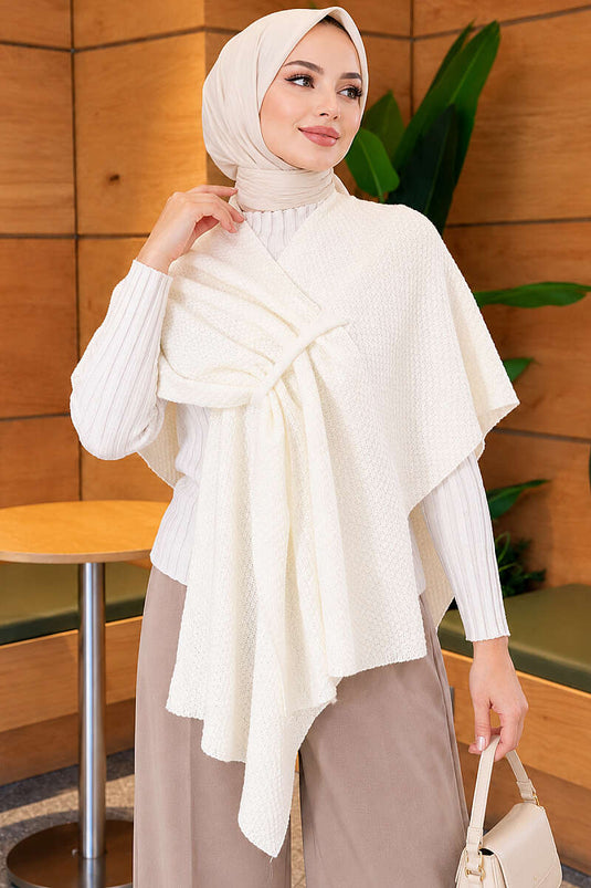 Asymmetrischer Strick-Poncho In Ecru