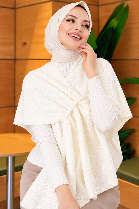 Asymmetrischer Strick-Poncho In Ecru