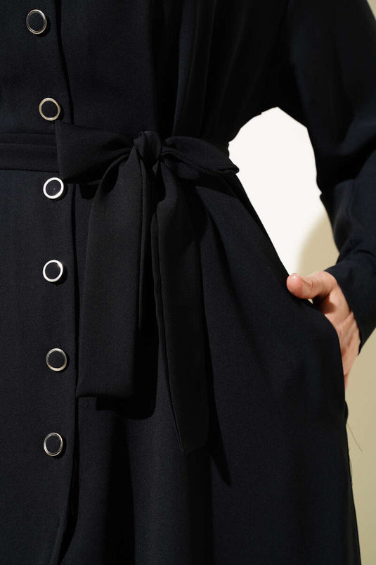 بدلة سوداء من قطعتين طويلة بقصّة غير متماثلة