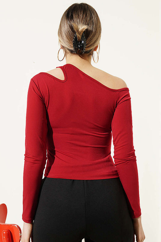 Blouse rouge à détail asymétrique à l'épaule