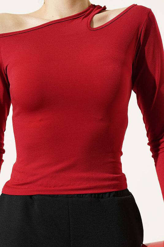 Blouse rouge à détail asymétrique à l'épaule