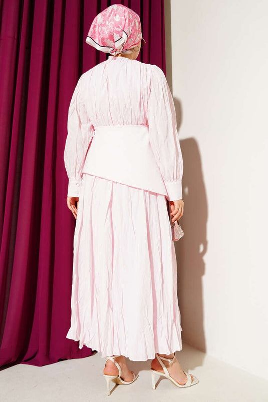 Robe rose asymétrique à panneaux froissés