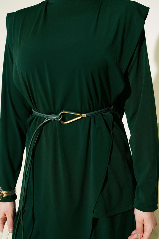 Asymmetrisches zweiteiliges Set mit Gürtel in Sandfarbe, Smaragd
