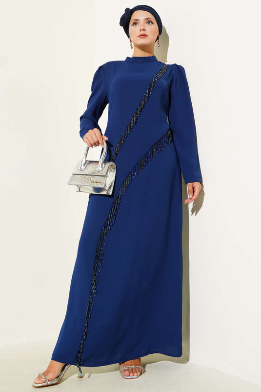فستان سهرة غير متماثل مرصع بالأحجار باللون الأزرق الداكن