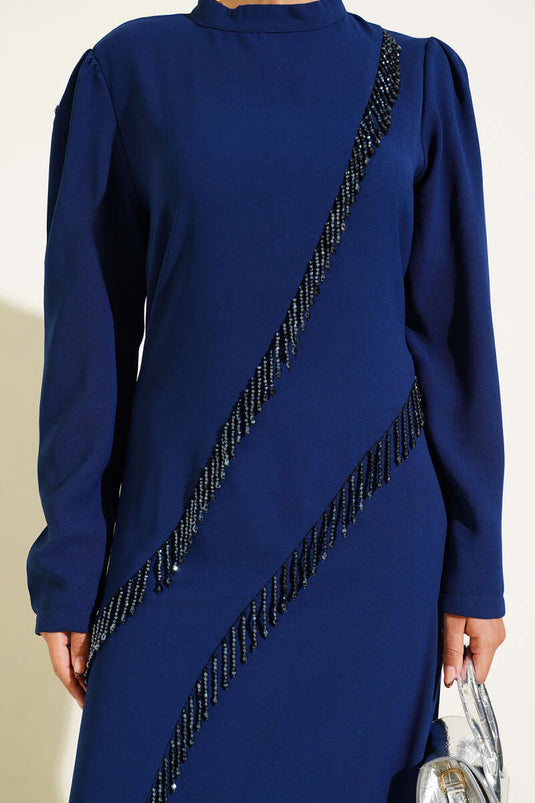 فستان سهرة غير متماثل مرصع بالأحجار باللون الأزرق الداكن