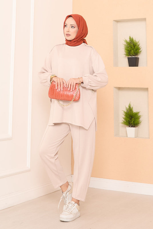 طقم مزدوج بيج بفتحة غير متماثل مع تفاصيل شعار Oyşo