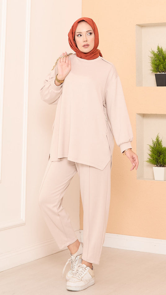 Beiges Asymmetrisches Outfit Mit Schlitz Und Verzierung