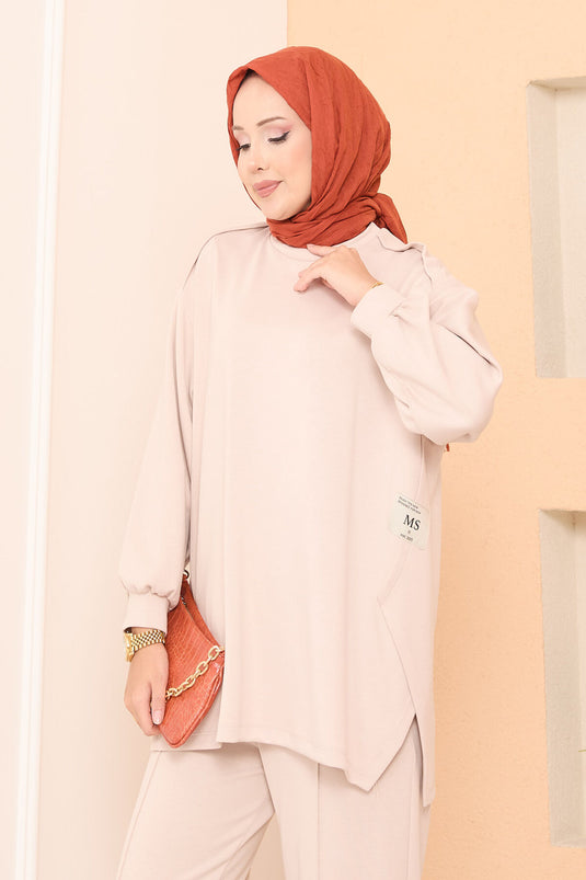 Beiges Asymmetrisches Outfit Mit Schlitz Und Verzierung