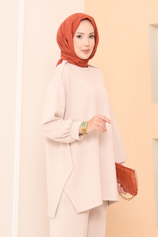 طقم مزدوج بيج بفتحة غير متماثل مع تفاصيل شعار Oyşo