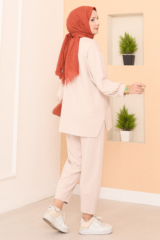Beiges Asymmetrisches Outfit Mit Schlitz Und Verzierung