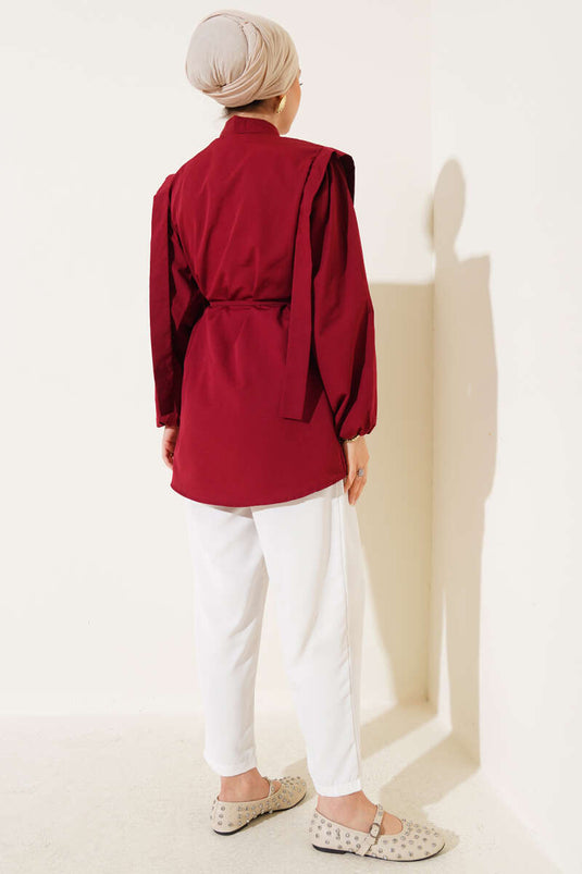 قميص بورغندي بحزام وعباءة كتف