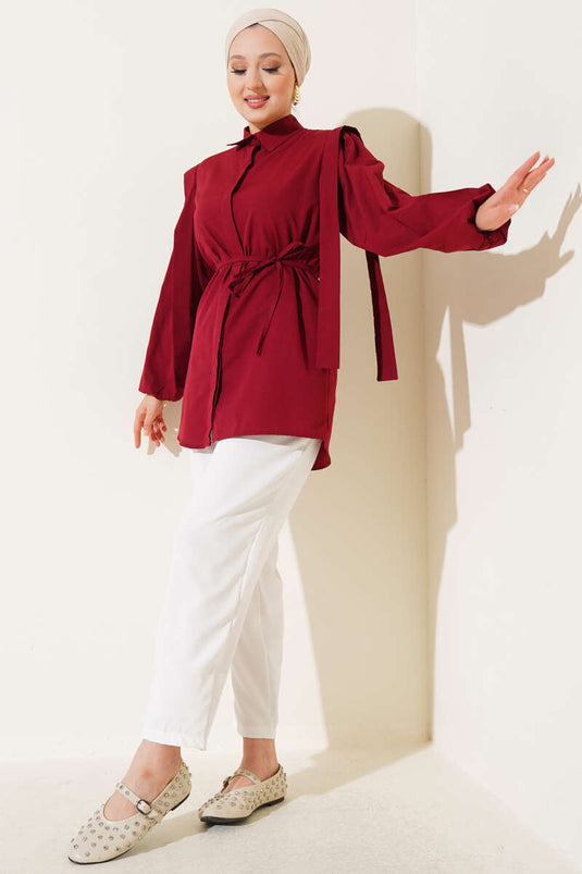 قميص بورغندي بحزام وعباءة كتف