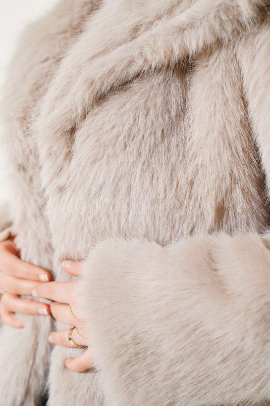 Manteau de fourrure doublé pierre